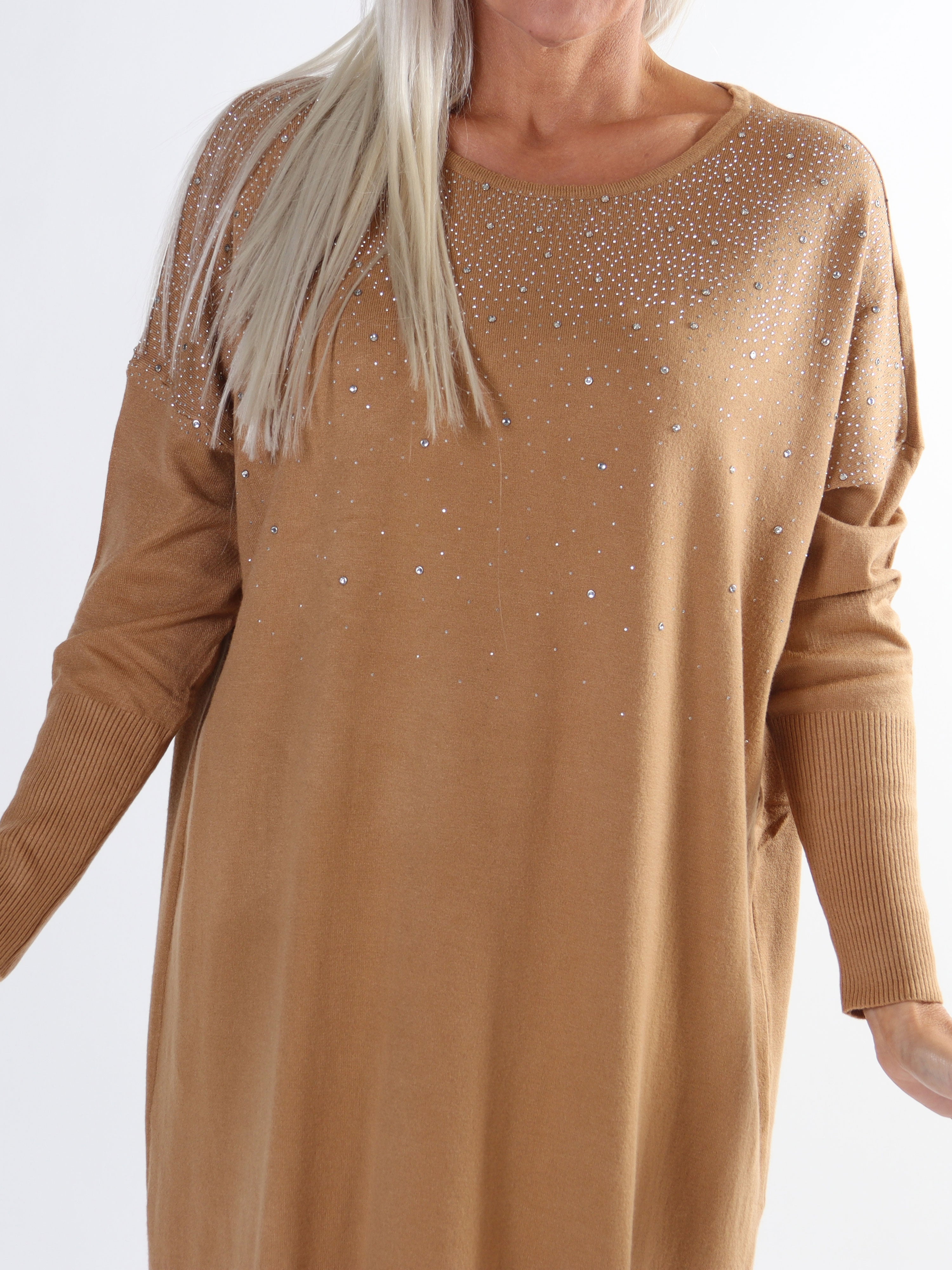 Yasha - Mjuk stickad plus size klänning i elastiskt tyg utsmyckad med strass